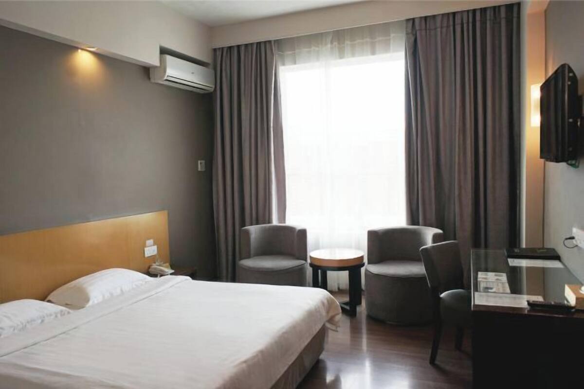 Bàn ủi/dụng cụ ủi quần áo