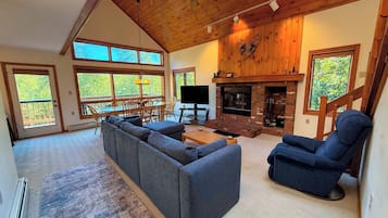 Een televisie, een open haard en een tafeltennistafel