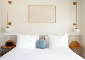 Comfort Single Room, 1 King Bed, Non Smoking | In-room safe, desk, laptop workspace, iron/ironing board - The Beach Motel (Southampton)