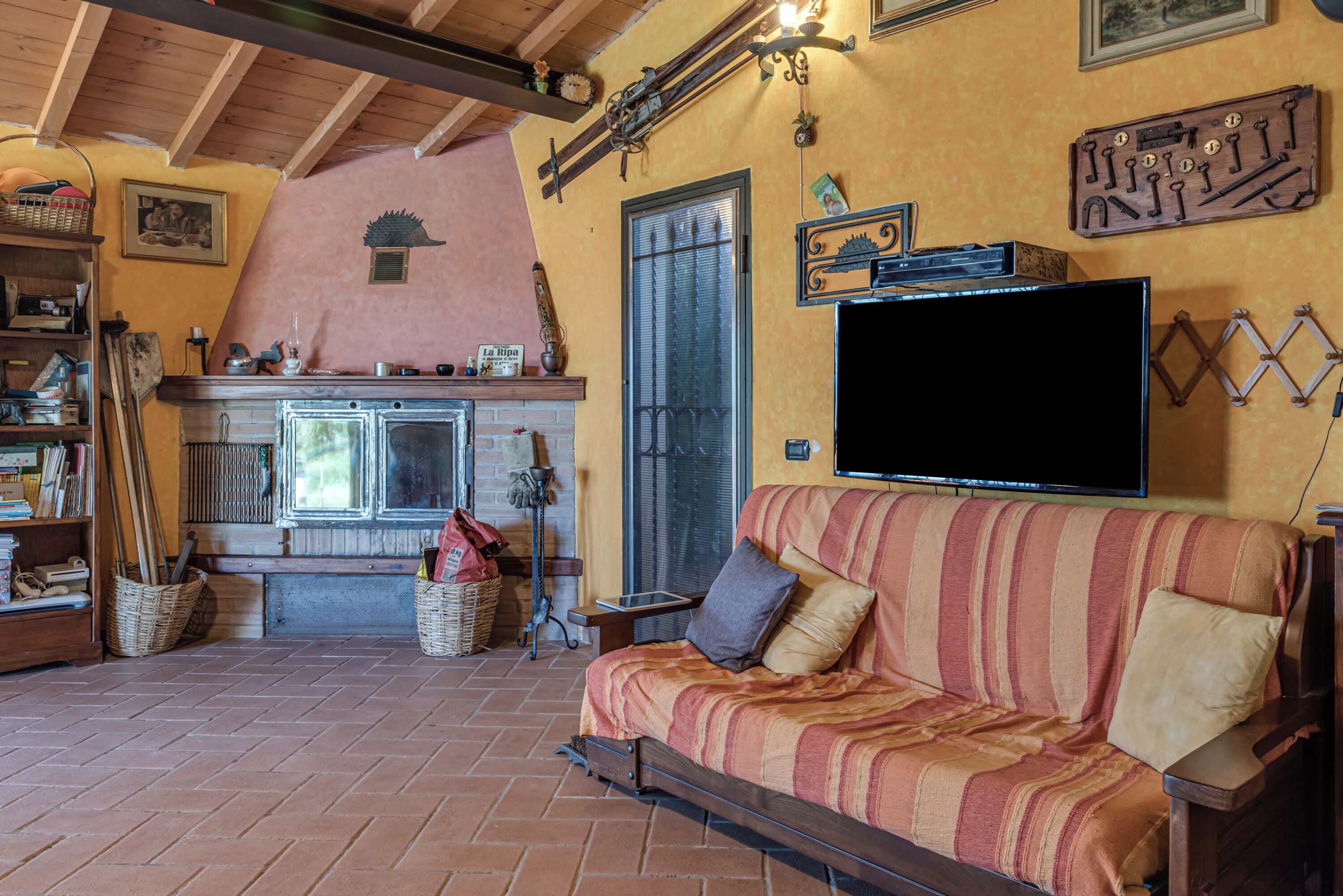 Televisión, chimenea y reproductor de DVD 