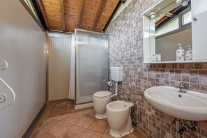 Dusch, hårtork och handdukar