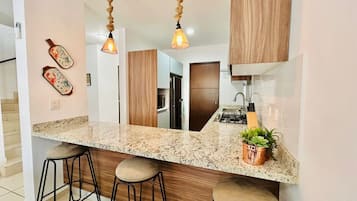 Refrigerador, placa de cocina, cafetera/tetera, utensilios de cocina