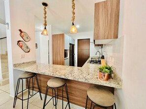 Fridge, stovetop, coffee/tea maker, cookware/dishes/utensils - Casa en privada frente a la alberca by PartnerHost (Mazatlán)