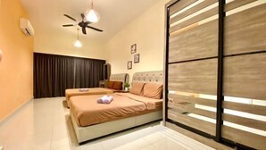 Une chambre avec deux lits, un ventilateur de plafond et une grande fenêtre avec des stores.