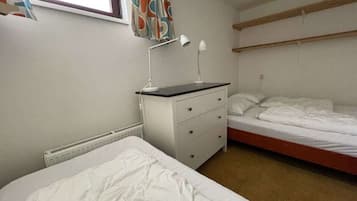 2 kamar tidur dan setrika/meja setrika