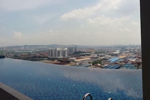 Une piscine sur le toit offrant une vue sur la ville.