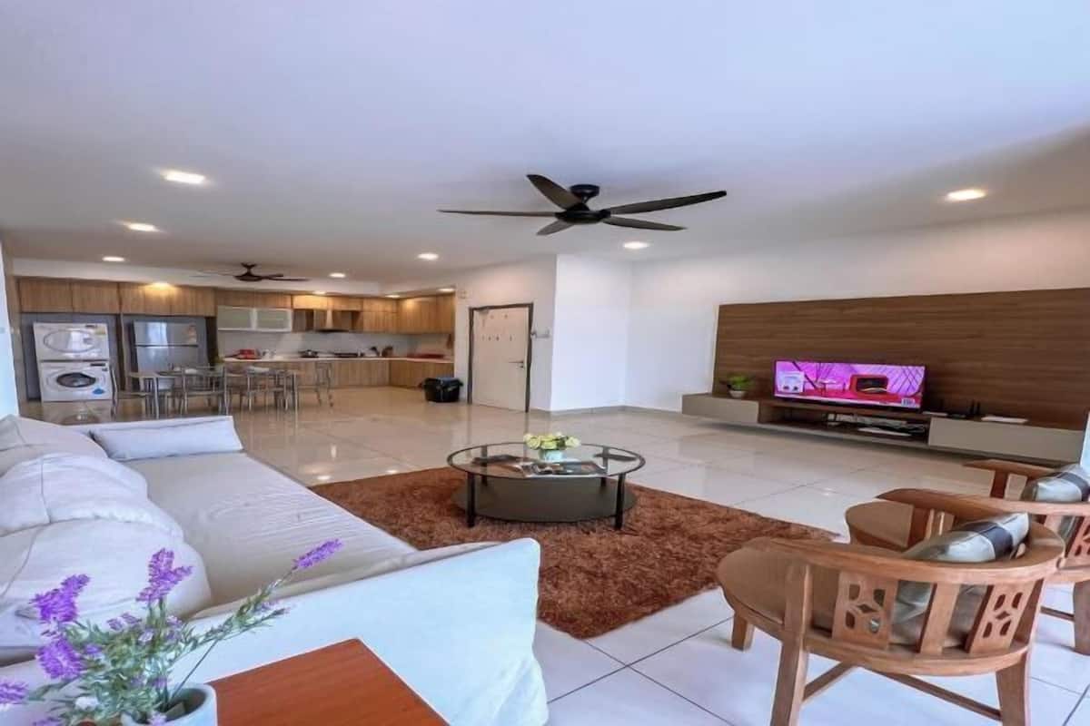 Ein modernes Wohnzimmer mit einer Couch, einem Couchtisch und einem Fernseher.