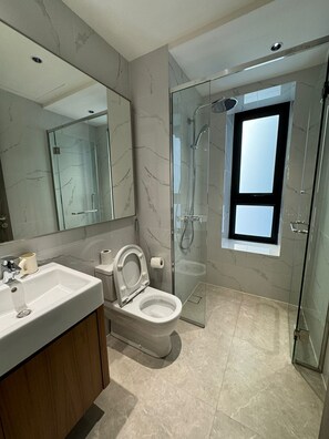 Dusche, Whirlpool, Haartrockner, Bidet