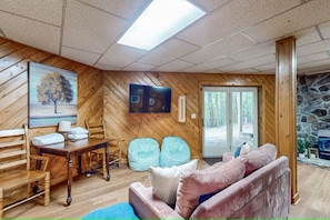 Smart TV, fireplace, stereo