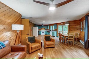 Smart TV, fireplace, stereo - Cozy Log Cabin Near Ski Area/Lake + Hot Tub (Swanton)