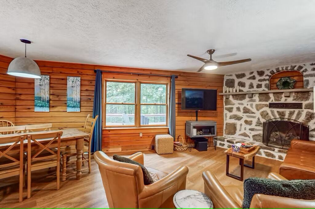 智能電視、壁爐、音響