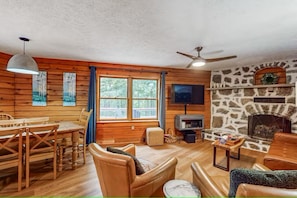 Smart TV, fireplace, stereo - Cozy Log Cabin Near Ski Area/Lake + Hot Tub (Swanton)