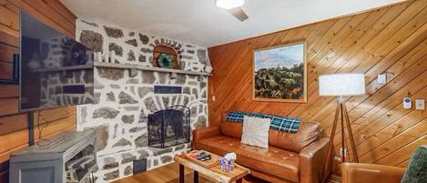 Smart TV, chimenea y estéreo