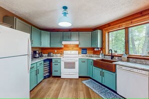 Kjøleskap, mikrobølgeovn, ovn og kokeplater