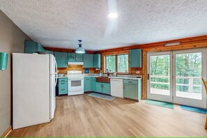 Fridge, microwave, oven, stovetop - Cozy Log Cabin Near Ski Area/Lake + Hot Tub (Swanton)