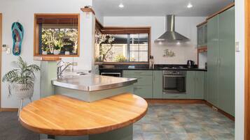 KylskÄp, mikrovÄgsugn, ugn och spishÀll