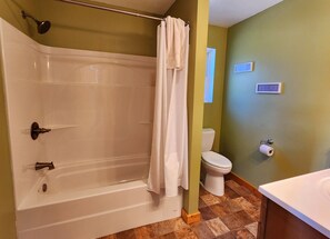 Douche, sĂšche-cheveux, serviettes fournies, savon
