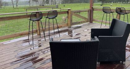 Craftsman Stone and Wood Cottage. Family Farm Stay at MaddOx Farm in Burrawang