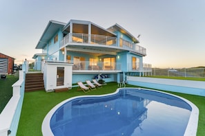 Outdoor pool - The Iconic Blue Beachfront House  - Papamoa Beach (Papamoa)