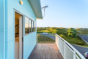 Terrace/patio - The Iconic Blue Beachfront House  - Papamoa Beach (Papamoa)