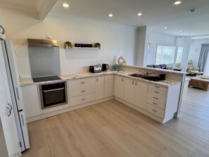 Microwave, oven, stovetop - The Iconic Blue Beachfront House  - Papamoa Beach (Papamoa)