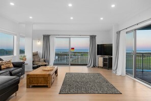 Smart TV - The Iconic Blue Beachfront House  - Papamoa Beach (Papamoa)