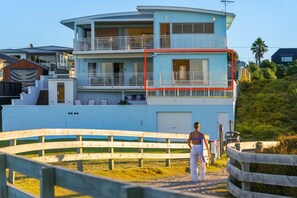 Exterior - The Iconic Blue Beachfront House  - Papamoa Beach (Papamoa)