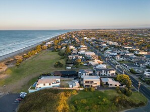 Exterior - The Iconic Blue Beachfront House  - Papamoa Beach (Papamoa)
