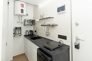 Refrigerador, microondas, horno y cafetera y tetera 