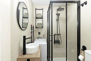 Dusche, Haartrockner, Handtücher