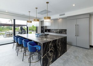 Mikrovågsugn, ugn, spishäll och diskmaskin