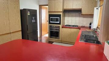 Geladeira, micro-ondas, fogão, cooktop
