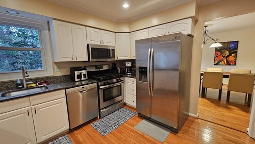 Spacious and Family Friendly 6-bedrooms house in delightful Silver Spring.