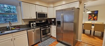 Spacious and Family Friendly 6-bedrooms house in delightful Silver Spring.