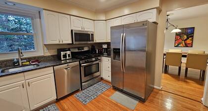 Spacious and Family Friendly 6-bedrooms house in delightful Silver Spring.