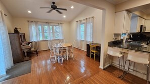 Fridge, microwave, oven, stovetop - Spacious and Family Friendly 6-bedrooms house in delightful Silver Spring. (Silver Spring)