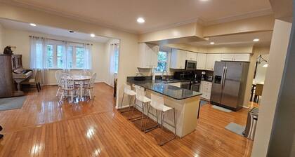 Spacious and Family Friendly 6-bedrooms house in delightful Silver Spring.
