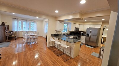 Spacious and Family Friendly 6-bedrooms house in delightful Silver Spring.