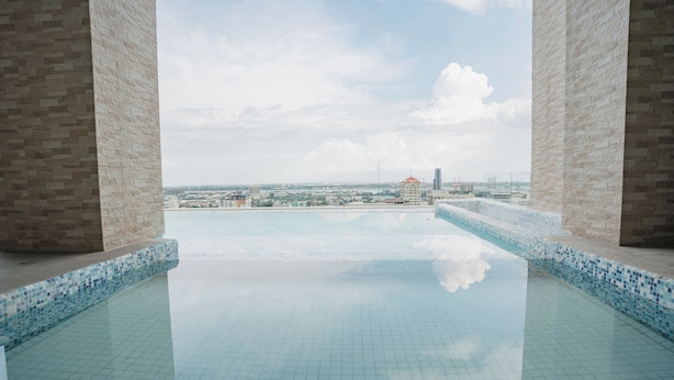 Piscina infinita en la azotea con vistas despejadas del paisaje urbano.
