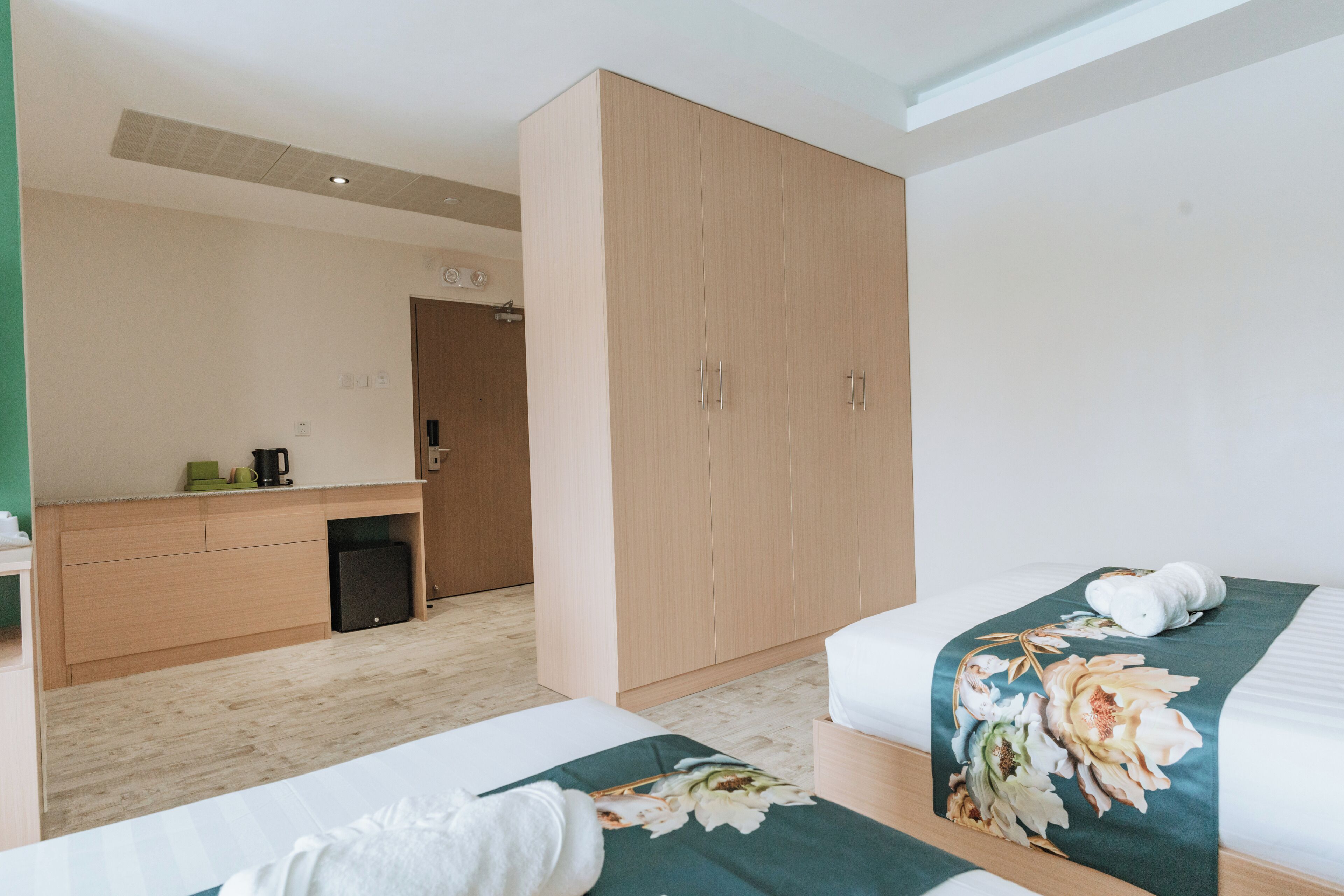 Ein Hotelzimmer mit Bett, Schreibtisch und Kleiderschrank.