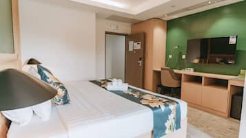 Suite estudio Deluxe, vistas a la ciudad | Escritorio, espacio para trabajar con un portátil, wifi gratis