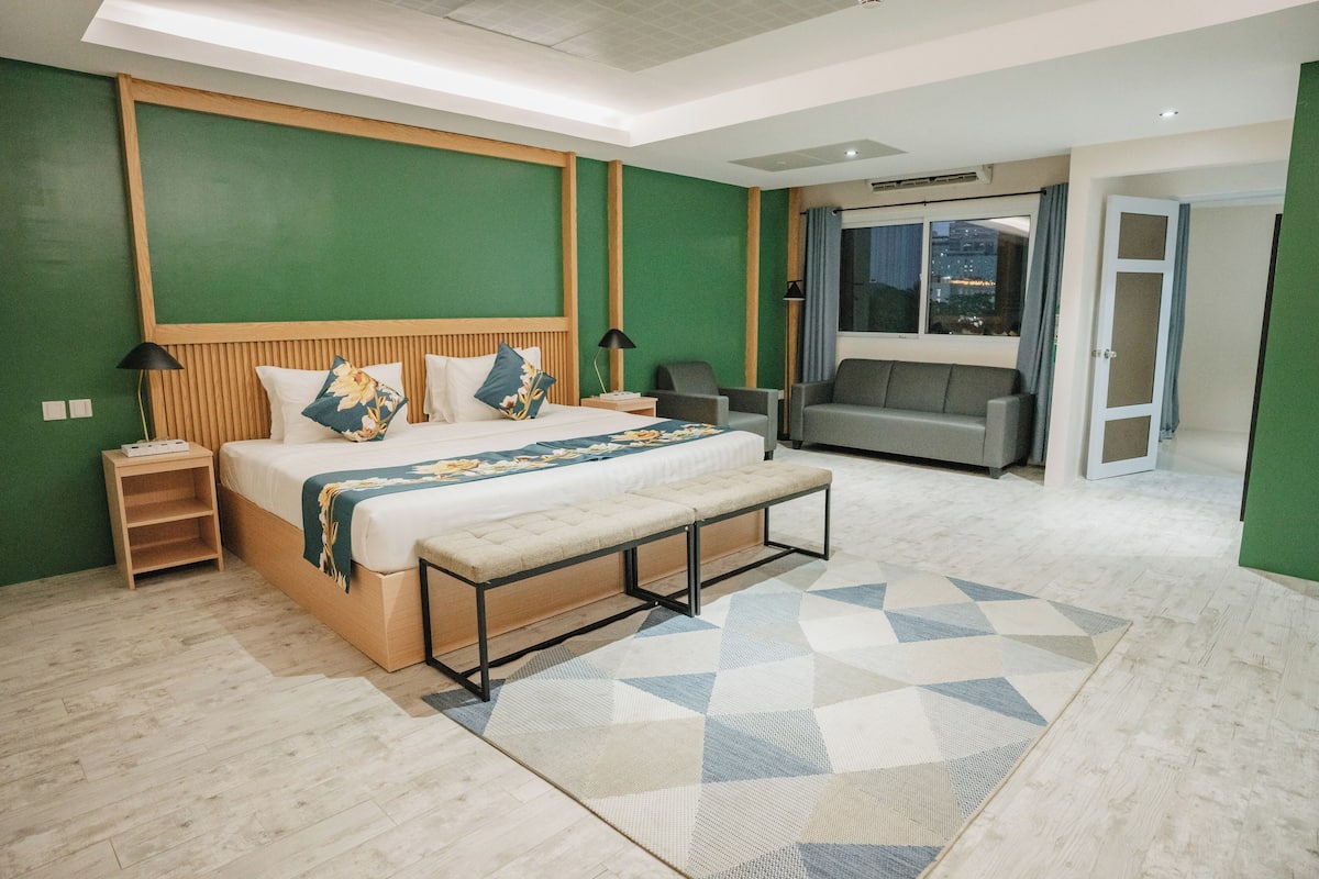 Luxury Suite, Kitchenette, City View | 1 bilik tidur, meja, ruang kerja komputer riba, Wi-fi percuma