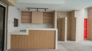 Bar en bord de piscine