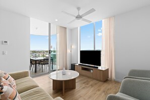 Two Bedroom Deluxe Apartment | Área de estar | Smart TV 50 polegadas com canais digitais