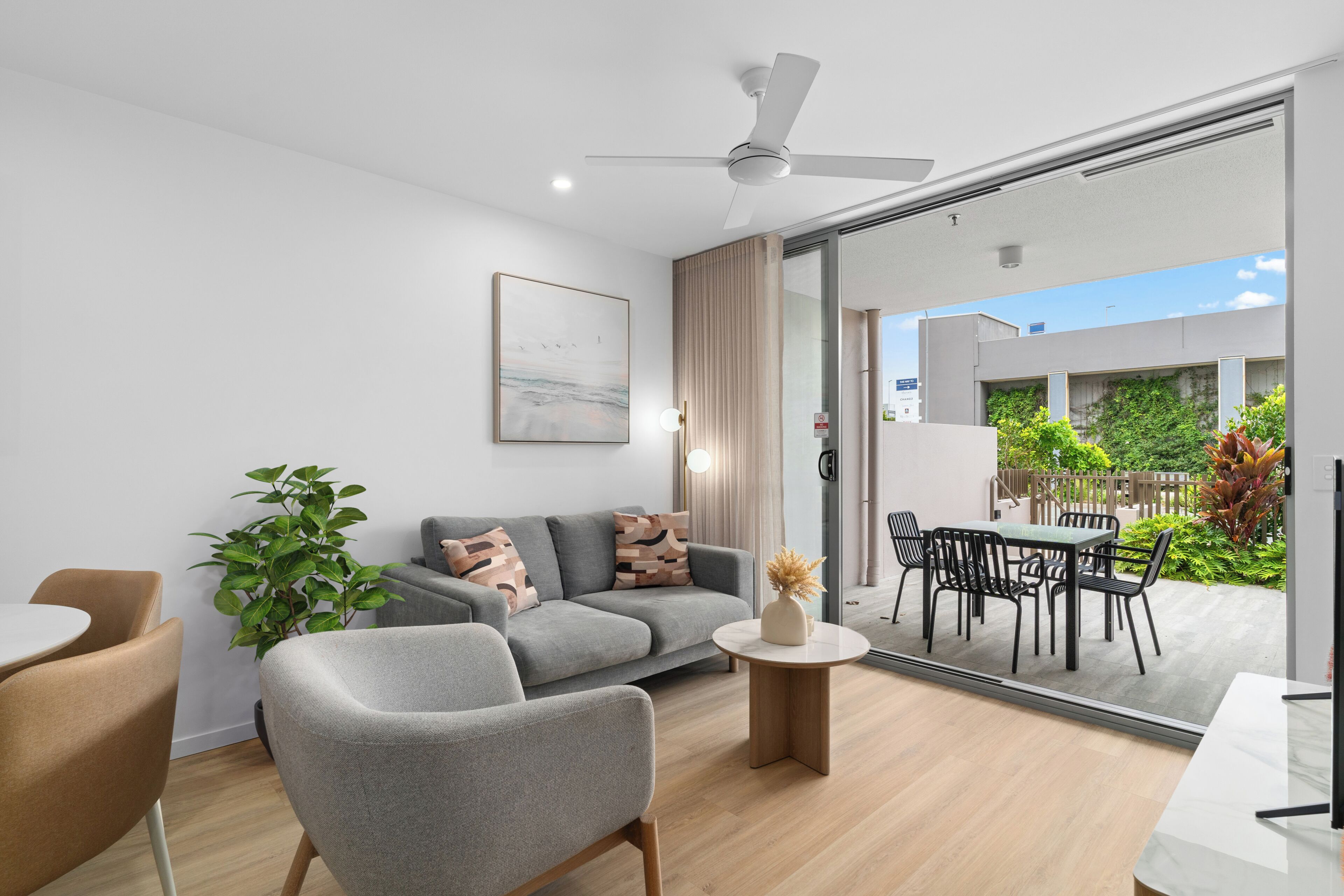 One Bedroom Apartment | 起居区 | 50-英寸智能电视（配备数码频道）