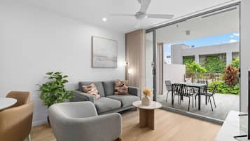 One Bedroom Apartment | Wohnbereich | 50-Zoll-Smart-TV mit Digitalempfang