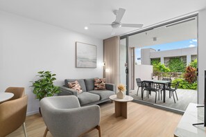 One Bedroom Apartment | Área de estar | Smart TV 50 polegadas com canais digitais