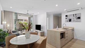 One Bedroom Apartment | Oppholdsområde | En 50-tommers smart-TV med digitale kanaler