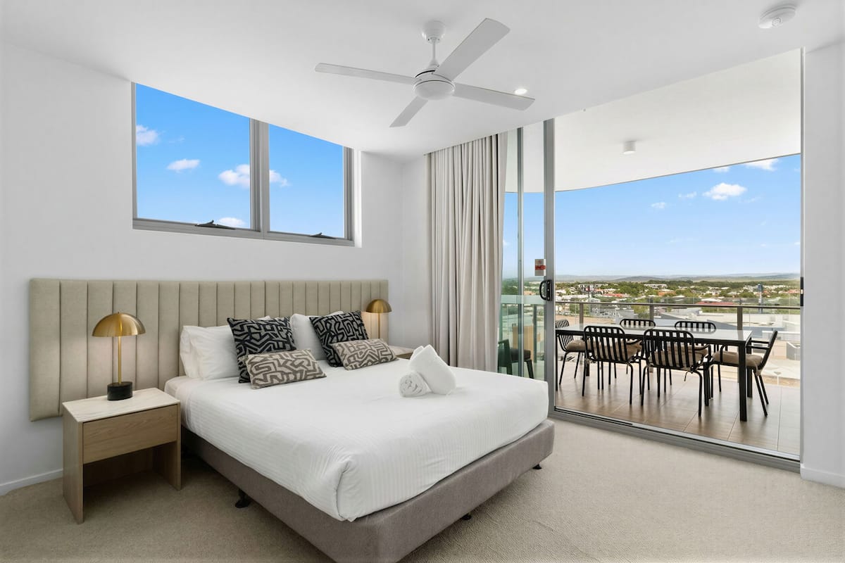 Two Bedroom Deluxe Apartment | Tabla de planchar con plancha, cunas (de pago), wifi gratis