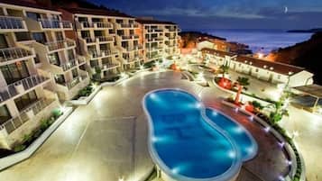 Una piscina al aire libre